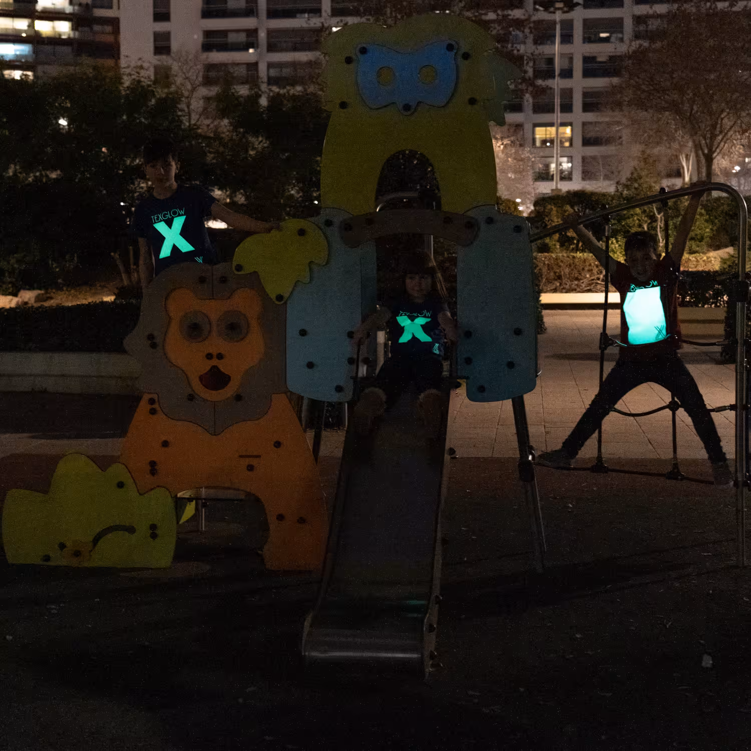 camisetas-fotoluminiscentes-ninos-parque-infantil-noche-texglowco
