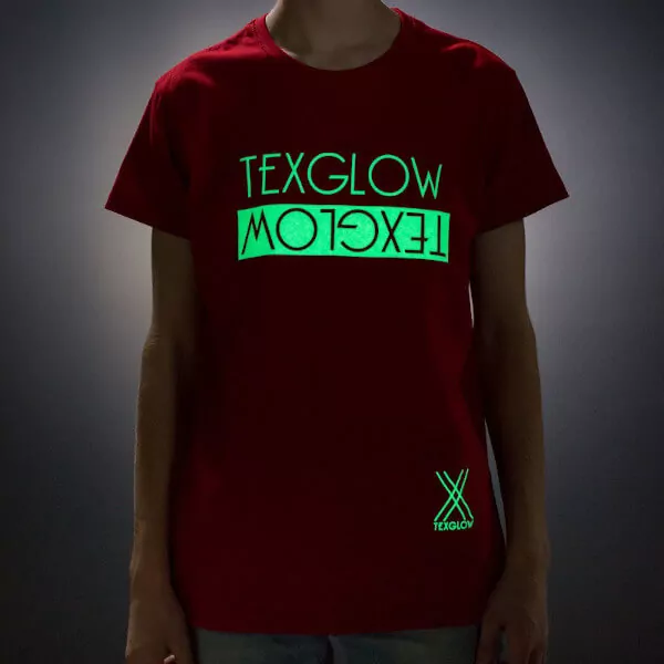 camiseta fotoluminiscente brilla en la oscuridad para hombre de la marca texglow modelo logo texglow.