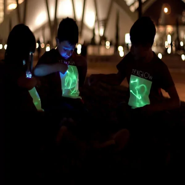 Camiseta Interactiva Niños Brilla Oscuridad Pintar con Luz• TEXGLOW