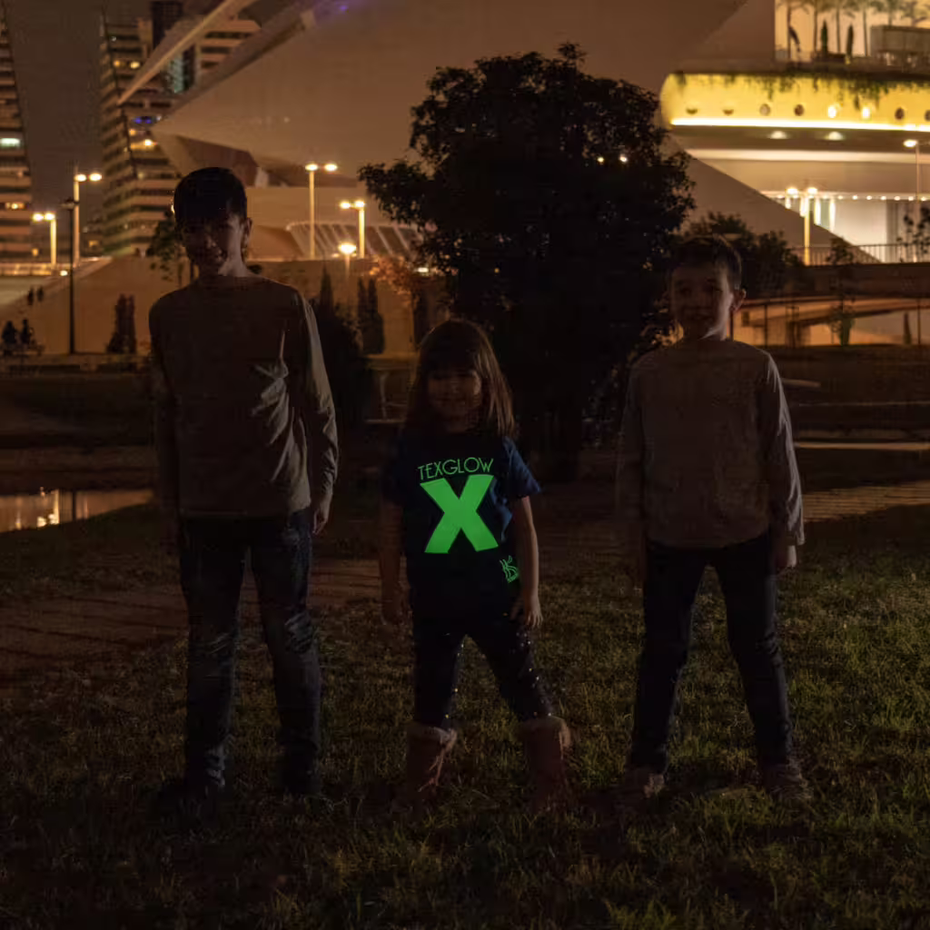 camiseta-fotoluminiscente-ninos-movilidad-urbana-brilla-oscuridad-texglow-nite-x