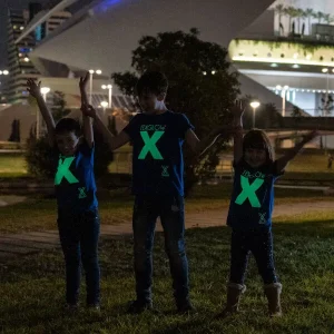 camisetaa fotoluminiscentes que brilla en la oscuridad para niños y niñas de la marca texglow modelo nite x