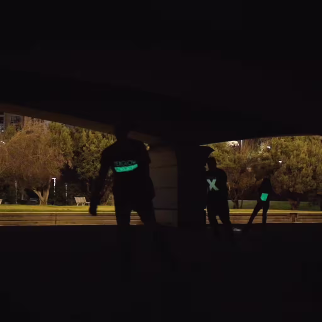 camisetas-fotoluminiscentes-texglow-patinadores-noche-visibilidad-movilidad-urbana-texglowco