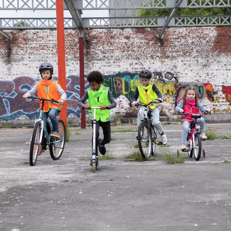 chalecos-reflectantes-ninos-visibilidad-movilidad-urbana-parque-texglowco